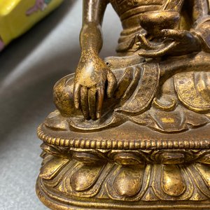 A Chinese gilt bronze 'Medicine Buddha' figure, 17/18th C. — 照片 11