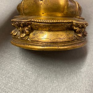 A Chinese gilt bronze 'Medicine Buddha' figure, 17/18th C. — 照片 17