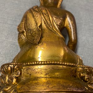 A Chinese gilt bronze 'Medicine Buddha' figure, 17/18th C. — 照片 20