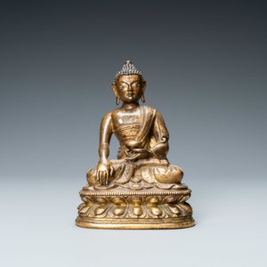 A Chinese gilt bronze 'Medicine Buddha' figure, 17/18th C. — 照片 2