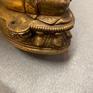A Chinese gilt bronze 'Medicine Buddha' figure, 17/18th C. — 照片 8