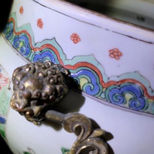 A Chinese gilt bronze-mounted famille verte bowl and cover, Kangxi — 照片 15