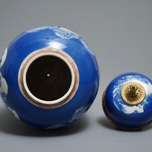 A Chinese gilt bronze-mounted powder blue jar and cover, 19th C. — photo 4