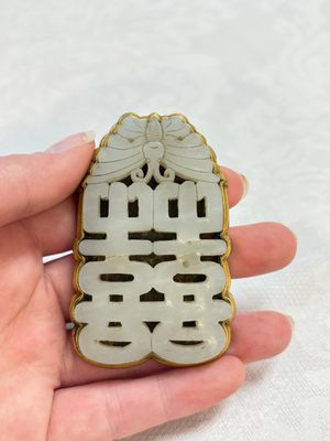 A Chinese gilt bronze-mounted white jade 'double happiness' belt buckle, 18th C. — foto 1