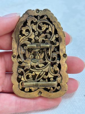 A Chinese gilt bronze-mounted white jade 'double happiness' belt buckle, 18th C. — foto 4