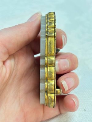 A Chinese gilt bronze-mounted white jade 'double happiness' belt buckle, 18th C. — foto 5