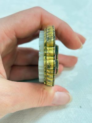 A Chinese gilt bronze-mounted white jade 'double happiness' belt buckle, 18th C. — foto 6