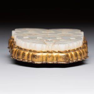 A Chinese gilt bronze-mounted white jade 'double happiness' belt buckle, 18th C. — foto 3