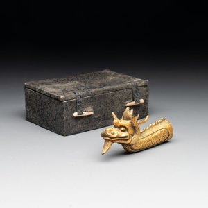 A Chinese gilt-bronze ornament in the form of a dragon, 18th C. — foto 1