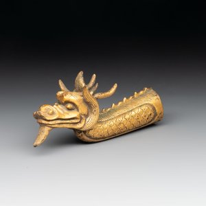 A Chinese gilt-bronze ornament in the form of a dragon, 18th C. — foto 2