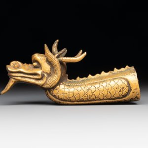 A Chinese gilt-bronze ornament in the form of a dragon, 18th C. — foto 3