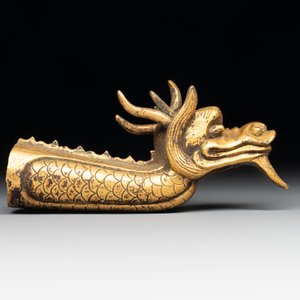 A Chinese gilt-bronze ornament in the form of a dragon, 18th C. — foto 5