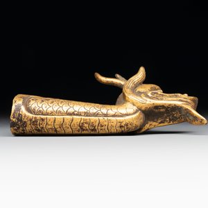 A Chinese gilt-bronze ornament in the form of a dragon, 18th C. — foto 7