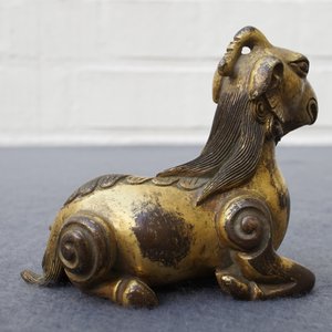 A Chinese gilt bronze scroll or paper weight in the form of a ram, 19/20th C. — 照片 11