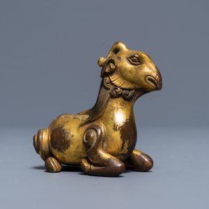 A Chinese gilt bronze scroll or paper weight in the form of a ram, 19/20th C. — 照片 2