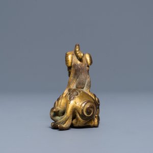 A Chinese gilt bronze scroll or paper weight in the form of a ram, 19/20th C. — 照片 4