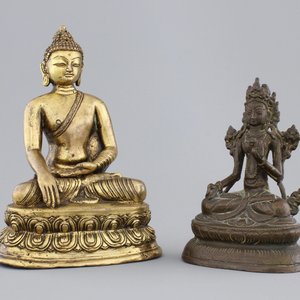 A Chinese gilt bronze seated buddha and a bronze Tara, 18/19th C. — foto 1