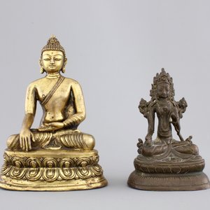 A Chinese gilt bronze seated buddha and a bronze Tara, 18/19th C. — foto 2