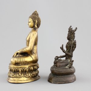 A Chinese gilt bronze seated buddha and a bronze Tara, 18/19th C. — foto 3