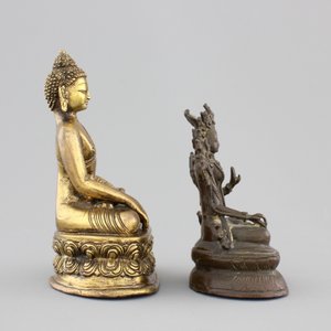 A Chinese gilt bronze seated buddha and a bronze Tara, 18/19th C. — foto 5