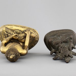 A Chinese gilt bronze seated buddha and a bronze Tara, 18/19th C. — foto 7