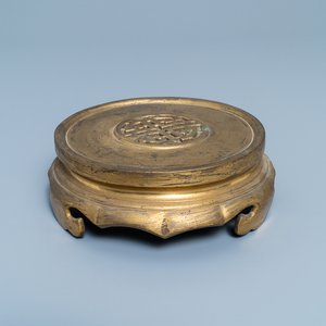 A Chinese gilt bronze stand, 19th C. — 照片 1