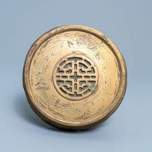A Chinese gilt bronze stand, 19th C. — 照片 2