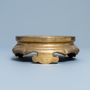A Chinese gilt bronze stand, 19th C. — 照片 5