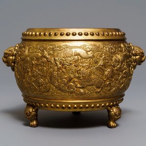 A Chinese gilt bronze tripod censer with buddhist lions, Qianlong mark, 19/20th C. — 照片 1