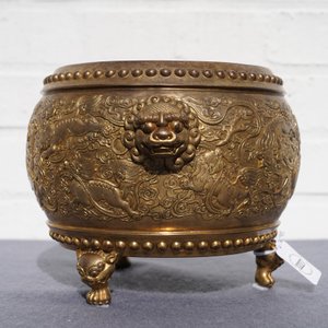 A Chinese gilt bronze tripod censer with buddhist lions, Qianlong mark, 19/20th C. — 照片 17