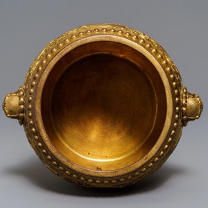 A Chinese gilt bronze tripod censer with buddhist lions, Qianlong mark, 19/20th C. — 照片 5