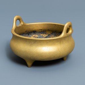 A Chinese gilt bronze tripod censer, Xuande mark, 19/20th C. — photo 1