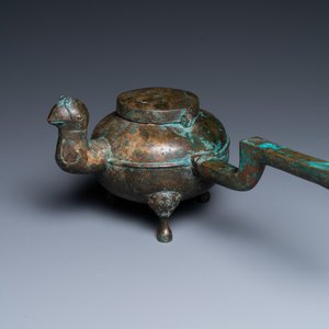 A Chinese gilt bronze tripod 'he' kettle with bird head-shaped spout, Han — 照片 2