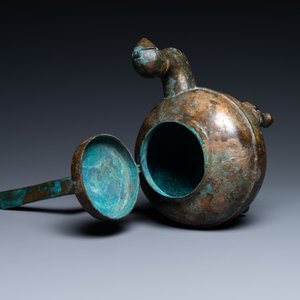 A Chinese gilt bronze tripod 'he' kettle with bird head-shaped spout, Han — 照片 7