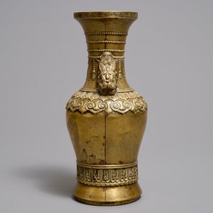 A Chinese gilt bronze vase, Xuande mark, 17/18th C. — 照片 4
