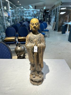 A Chinese gilt cast iron figure of a standing monk, Ming — 照片 1
