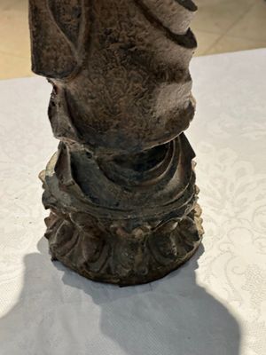A Chinese gilt cast iron figure of a standing monk, Ming — 照片 11