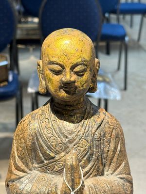 A Chinese gilt cast iron figure of a standing monk, Ming — 照片 2