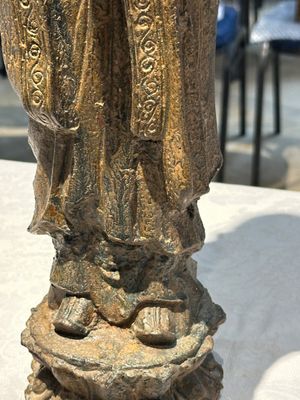 A Chinese gilt cast iron figure of a standing monk, Ming — 照片 4