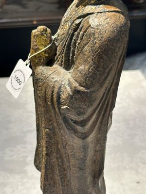 A Chinese gilt cast iron figure of a standing monk, Ming — 照片 7
