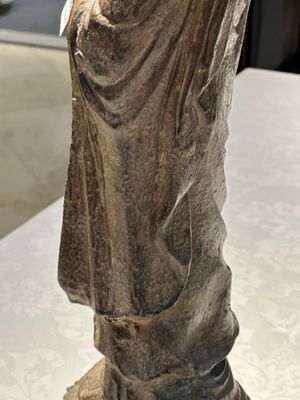 A Chinese gilt cast iron figure of a standing monk, Ming — 照片 8