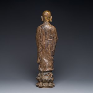 A Chinese gilt cast iron figure of a standing monk, Ming — 照片 2