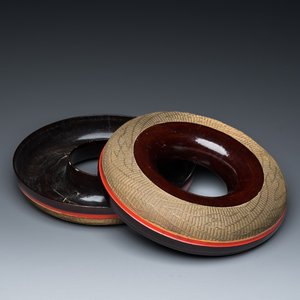 A Chinese gilt-copper-wire-mounted red and brown lacquer necklace box and cover, 18/19th C. — 照片 1