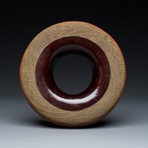 A Chinese gilt-copper-wire-mounted red and brown lacquer necklace box and cover, 18/19th C. — 照片 5