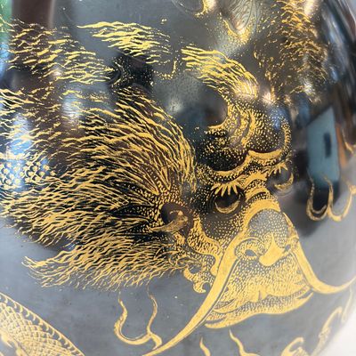 A Chinese gilt-decorated black-ground 'Dragon' vase — photo 5