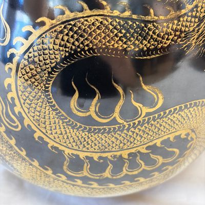 A Chinese gilt-decorated black-ground 'Dragon' vase — photo 6