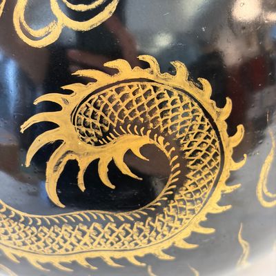 A Chinese gilt-decorated black-ground 'Dragon' vase — photo 7