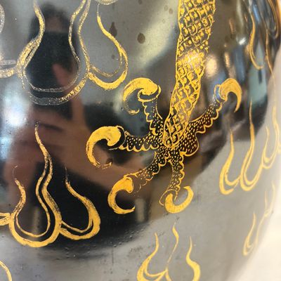 A Chinese gilt-decorated black-ground 'Dragon' vase — photo 10