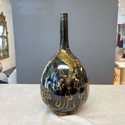 A Chinese gilt-decorated black-ground 'Dragon' vase — photo 2