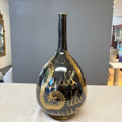 A Chinese gilt-decorated black-ground 'Dragon' vase — photo 3
